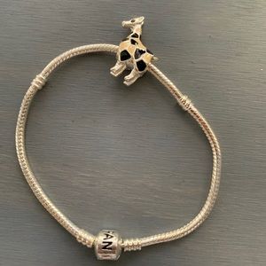 🎅🏻HOLIDAY SALE🎄Jiraffe charm